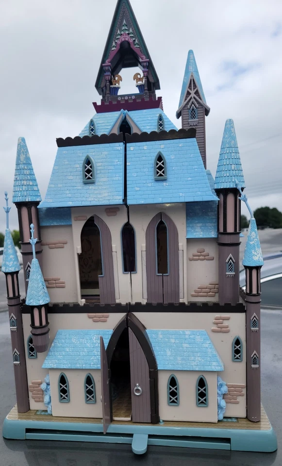 Casa de muñecas Castillo de Arendelle FROZEN exclusiva de Disney Store Londres. Puertas sueltas Foto 1 de 3