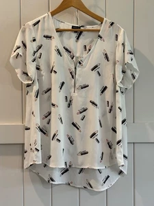TORRID WHITE HARPER CHIFFON NOVELTY LIPSTICK PRINT BLOUSE SHIRT TOP SIZE 0 ZIP - Picture 1 of 5