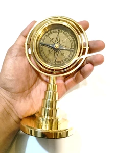 Brújula cardán flotante vintage de latón hecha a mano con base de navegación de diseño. - Imagen 1 de 5