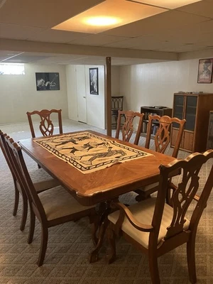 Juego de comedor de siete piezas, incluye mesa. Madera maciza. Mancha menor en una silla. Foto 1 de 4