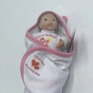 MUÑECA DE VINILO ASHTON DRAKE CARE BEARS LOVE A LOT BEAR BABY 6" L - Imagen 1 de 5