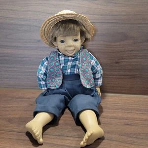 Puppe Junge mit Strohhut Spanische Sammlerpuppe Kariertes Hemd mit Weste 37 cm - Bild 1 von 2