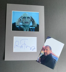 RALPH FIENNES "Harry Potter" In-person signed Karte/Passepartout 20x30 Autogramm - Picture 1 of 3