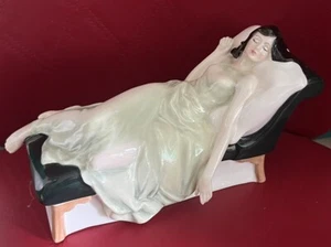 Royal Doulton Bone China Figur - Dornröschen HN3079 H13 x L21 cm - Bild 1 von 5