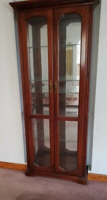 Armario para curiosidades de madera iluminada Foto 1 de 4