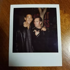 Foto Pellicola Polaroid Vintage anni '90 modello uomo che abbraccia pelle fumante barra giacca - Foto 1 di 3