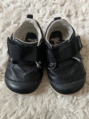 Niño pequeño negro 5W Stride Rite usado Foto 1 de 4