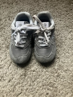 Zapatos deportivos New Balance 574 clásicos grises con cordones talla 7 para niños pequeños Foto 1 de 4