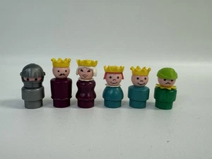 Fisher Price 6 figuras, familia real, caballero, leñador 1974 Little People Castle - Imagen 1 de 3