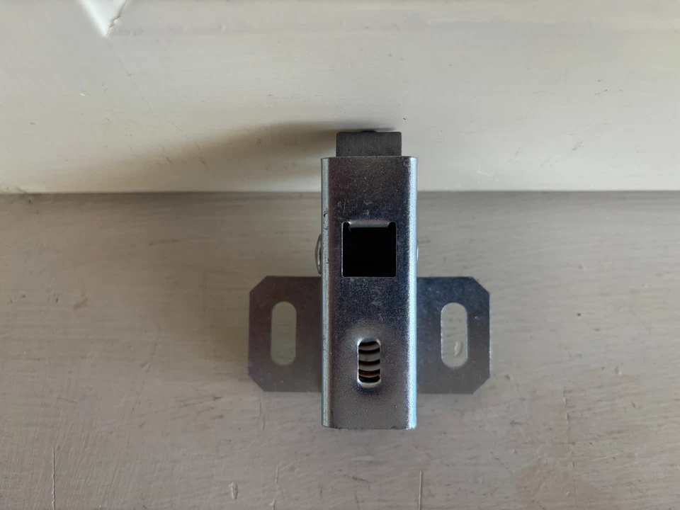 PIEZAS DETOMASO PANTERA 71-74: PESTILLO TAPA CUBIERTA Foto 1 de 1