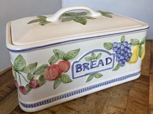 Portapane smaltato ceramica Portogallo vintage con coperchio, goffrato 'Bacche N Frutti' - Foto 1 di 8