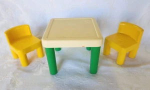 Little Tikes Vintage grüner Tisch mit 2 gelben Stühlen Puppenhaus Größe gebraucht EUC - Bild 1 von 5
