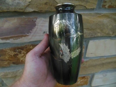 "Florero japonés vintage de aleación de metal Monte Fuji y cigüeñas decoración grabada en negro 7""" Foto 1 de 4