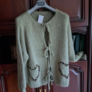 Tolle Grobstrickjacke Oliv 3 Schleifen Leo Herzen , One Size neu m. Etikett - Bild 1 von 10