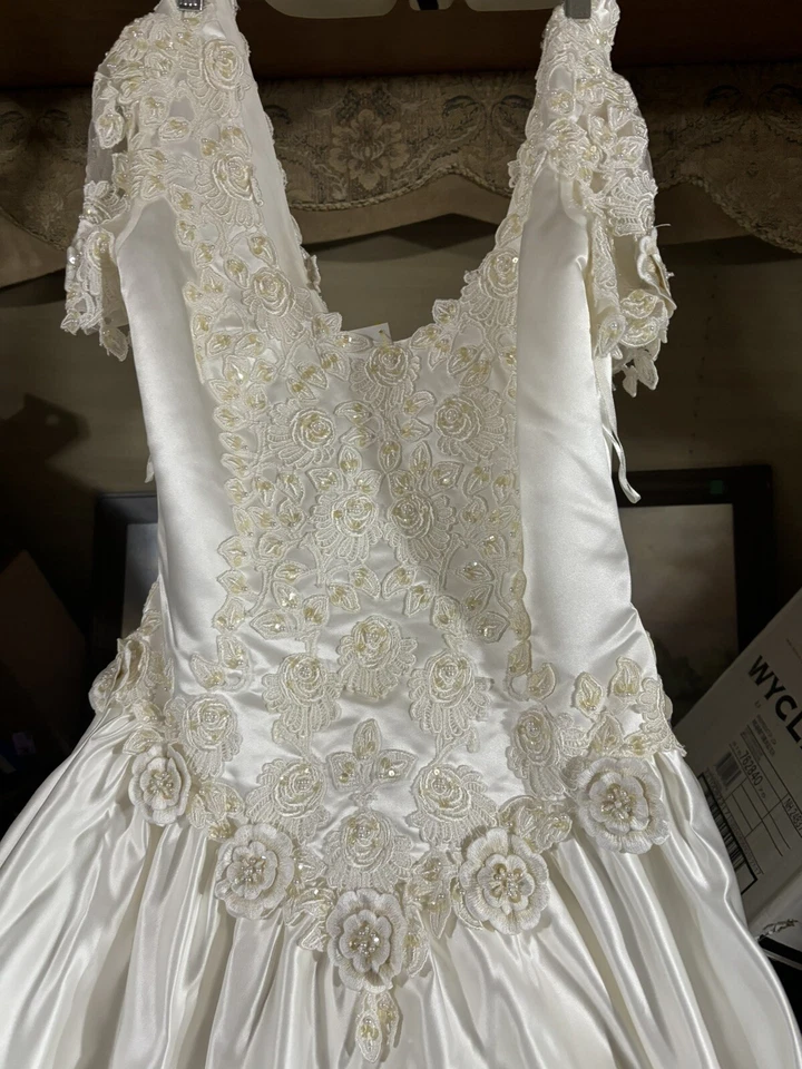 Michelangelo Original Plus Size 18 wedding dress W veil . 2-tone Train - Image 1 of 4