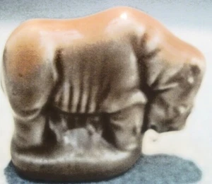 FIGURA CABEZA ABAJO RINOCERONTE BRONCEADO ROSA TÉ VADE - Imagen 1 de 4