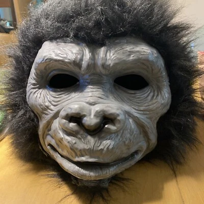 Máscara completa sobre la cabeza de mono gorila negro de felpa de lujo Foto 1 de 4