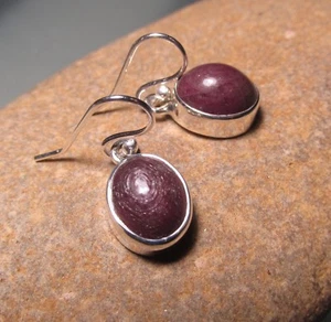 Pendientes de gancho ovalados de plata esterlina cabujón de rubí. - Imagen 1 de 4