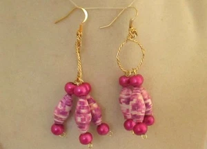 Pendientes colgantes de 2 3/4" rosa fucsia mezcla cuentas de papel reciclado alambres dorados - Imagen 1 de 3
