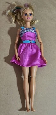 Muñeca Barbie Mattel Años 2000 con Vestido Rosa y Azul Articulado Fashionista C7 Foto 1 de 4