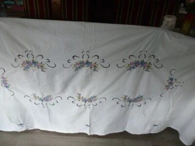 jolie  nappe vintage  brodée main  voir photos dimensions 135x 288  ref   BR288 - Photo 1/4