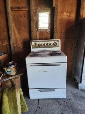 Vintage Monarch Stove - Image 1 of 4