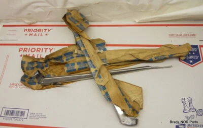 NOS Mopar 1965 1966 Chrysler Newport New Yorker 300  WIPER ARMS PR   2580426-427 - Image 1 of 4