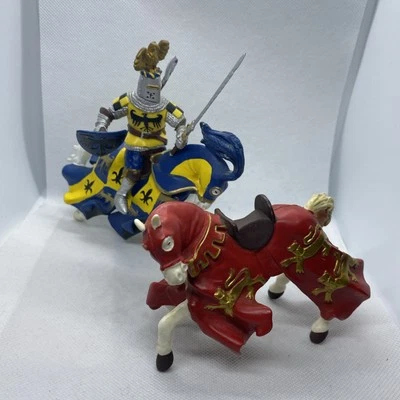 Papo Lote de 3 Caballos Caballero Medieval Encarisonados con Sillines Drapeados Foto 1 de 4