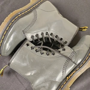 Stivali stringati Dr. Doc Martens 1460 donna taglia 6 grigio vernice pelle - Foto 1 di 22