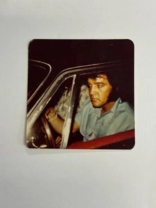 ELVIS PRESLEY VINTAGE SELTENES FOTO OFFEN FAHRENDES AUTO 1971 - Bild 1 von 2