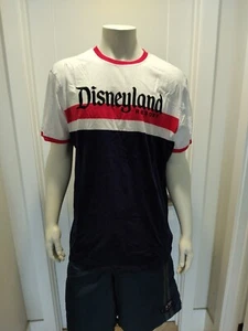 ¡NUEVO CON ETIQUETAS!! Disney's Bordado "Disneyland Resorts" Retro Timbre Rojo Blanco Azul XL - Imagen 1 de 5