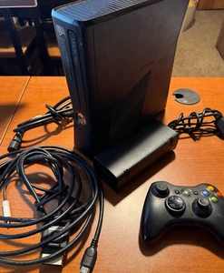 Xbox 360 S Slim 1439 500GB Bundle mit Controller und Kabeln getestet und funktionsfähig - Bild 1 von 3