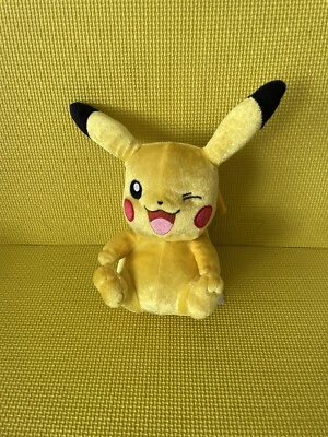Pokémon Winking Pikachu Tomy 20º Aniversário Pelúcia #25 Oficial Psyduck Pokemon - Imagem 1 de 4