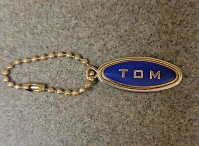 Llavero De Colección Latón Marcado "Tom" Azul Esmalte Cierre Marca Bola Cadena Mt. Vernon NY Foto 1 de 4