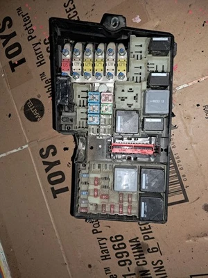 8M5T-14K733-KCA SCATOLA CENTRALINA FUSIBILI FORD FOCUS SW (2005-2011) 1.6 Diesel - Immagine 1 di 4