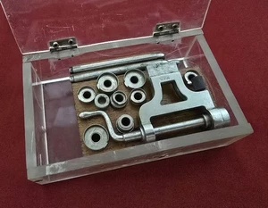 Herramienta antigua de relojero K & D bobinadora de resorte principal/juego en caja Lucite - Imagen 1 de 10