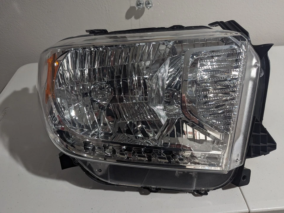 Faro delantero pasajero Toyota Tundra 2014-2017 OEM genuino pasajero derecho Foto 1 de 4