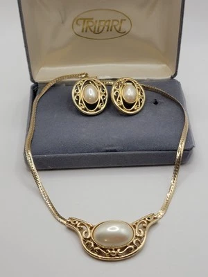 Collar y pendientes de perlas cabouchon tono dorado Trifari firmados de colección en caja Foto 1 de 4