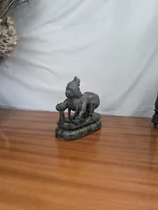 Sculpture en Jade Néphrite de Krishna Bébé jouant Avec une Boule de Beurre - Foto 1 di 14
