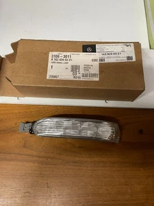 NEW Genuine Mercedes Benz W163 ML LH Mirror Repeater Indicator Lamp A1638200321 - Picture 1 of 1
