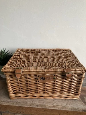 Regency Hampers Cotswold Luxury Wicker Basket Belted 14.5x12’’ - Image 1 of 4