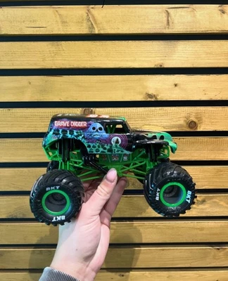 Monster Jam 2021 Rare Grave Digger Exclusive World Records 1:24 Scale Diecast - Image 1 of 4