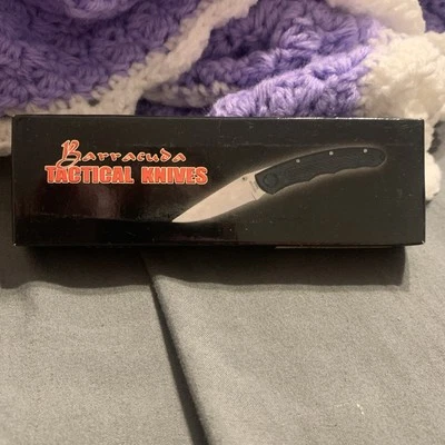 Cuchillo táctico Barracuda de acero inoxidable, cubiertos escarcha negro 4,5” cerrado, nuevo en caja Foto 1 de 4