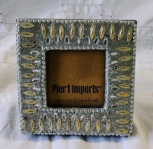 Marco de fotos plateado elegante de 2 pulgadas x 2 pulgadas Pier 1 Imports glamour 2x2 raro difícil de encontrar - Imagen 1 de 3