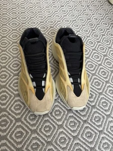 Adidas Yeezy 700 V3 Safflower Size. 7 - Picture 1 of 8