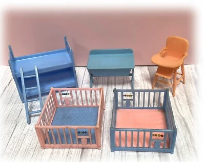 Casa de muñecas vintage 1:16 Renwal mejores muebles para bebé rosa azul gemelos alegres tú eliges Foto 1 de 4