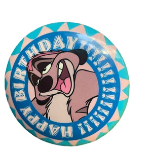 König der Löwen (1994) 2" Erdmännchen Timon ""Happy Birthday"" Knopf, Vintage Disney Comic Pin - Bild 1 von 3