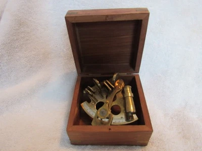 Instrumento de navegación náutica sextante de latón vintage en caja de madera Foto 1 de 4