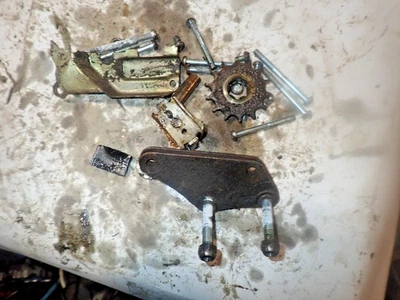 Yamaha AS2 125 Twin 1970? Algunos tornillos de caja montaje de motor/piñón/misc. Piezas Foto 1 de 4