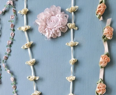 Gran Lote De Colección Cinta de Seda Sombrerería Trabajo Roseta Flores Muñeca Sombrero Guirnalda Rococó Foto 1 de 4